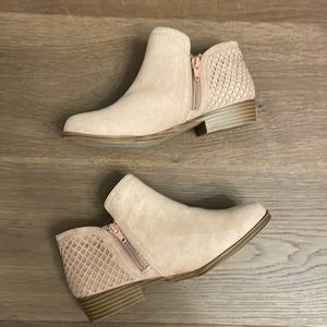NWOT Mia Kids Pink Suede Zippered Booties Size 3